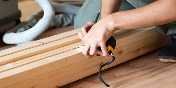 現場で建築作業をするスタッフ
